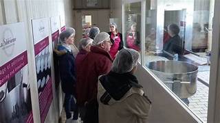 personnes qui visites des ateliers de fabrication