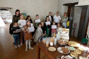 enfants goutant des spécialités culinaires